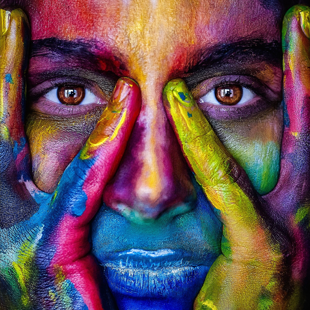Portret van een meisje in felle kleuren